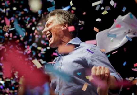 Conservador Mauricio Macri gana presidencia en una Argentina dividida