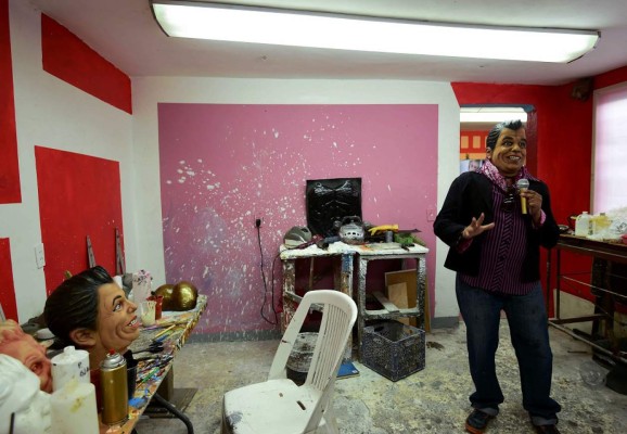 Crean máscaras del fallecido ídolo mexicano Juan Gabriel&nbsp;&nbsp;