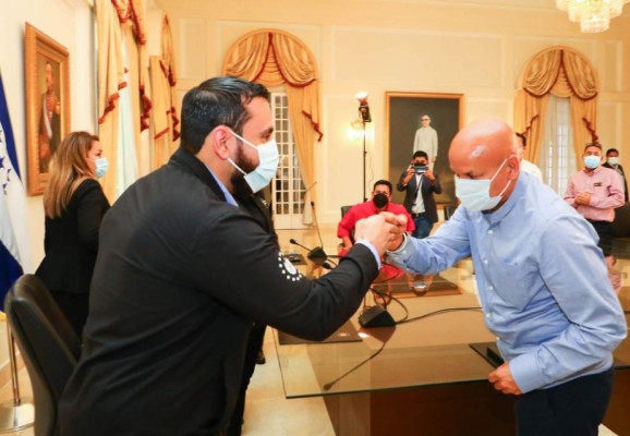 Donación de El Salvador: así lograron siete alcaldes hondureños conseguir 34,000 dosis anticovid