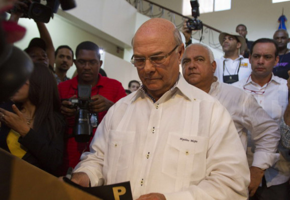 Dominicanos votan por continuidad oficialista o el regreso de expresidente