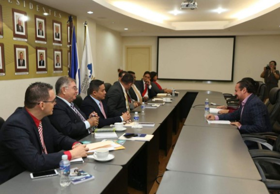 Unidad Fiscalizadora se reúne con miembros de la Maccih y el TSE