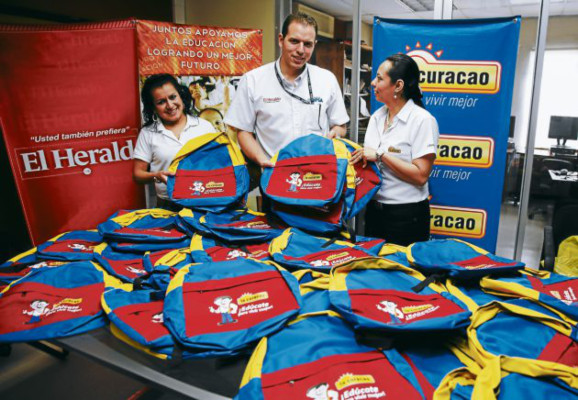 La Curacao dona lote de mochilas a Soli-Diario