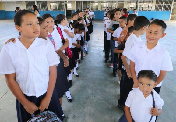 Kit escolar les llega de sorpresa a los niños del CEB Ramón Carías