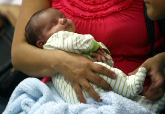 Honduras: Con gran lista de insumos reciben en el IHSS a parturientas