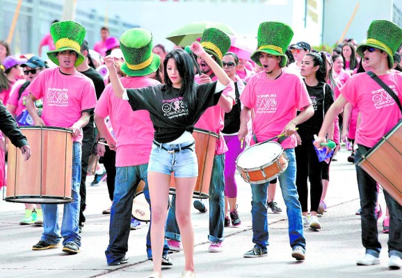 Celebran Mega carnaval rosa en Tegucigalpa