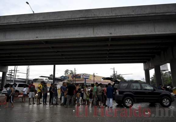 Bajo un puente y sin colchonetas, así pasan sus noches damnificados por Iota y Eta (FOTOS)