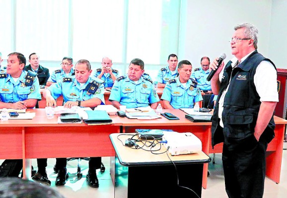 Los miembros del alto mando de la Policía Nacional son capacitados por el Tribunal Supremo Electoral previo a las elecciones.