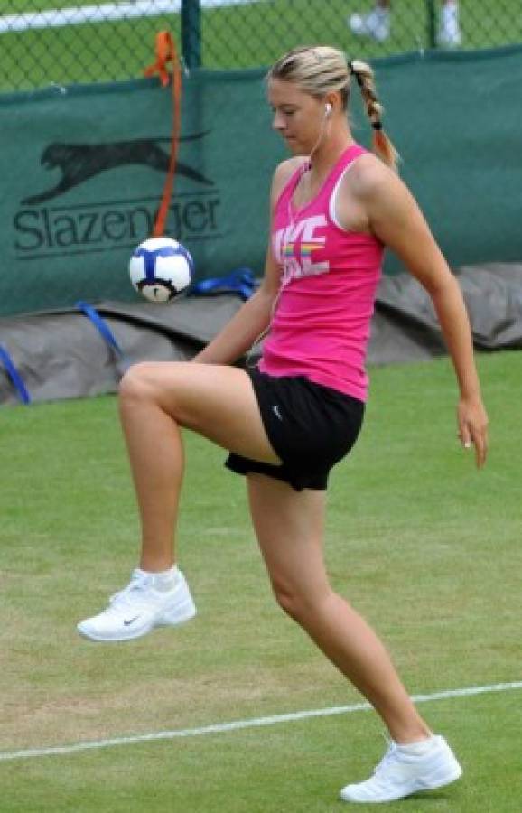 La talentosa y bella Sharapova juega fútbol