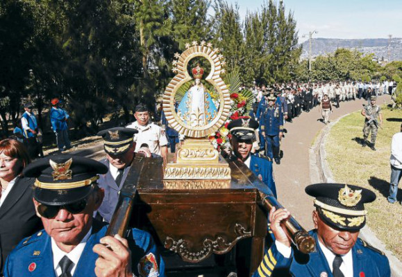Bomberos se postraron ante altar de Suyapa