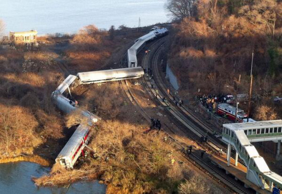 Cuatro muertos en descarrilamiento de tren de pasajeros en Nueva York