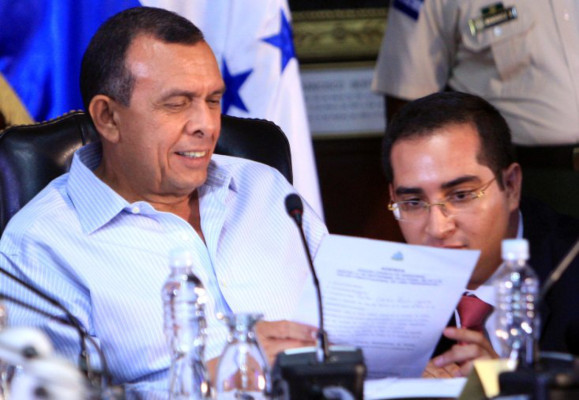 Lobo da espaldarazo a Coalianza con el aeropuerto en Palmerola