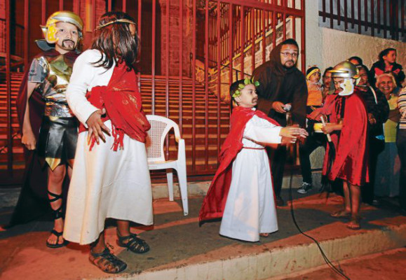Niños reviven con Vía Crucis la Pasión del Salvador del Mundo