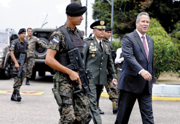 Con armas Micro Tavor también cuidan a Pascua