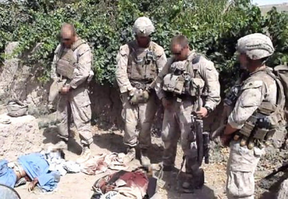 Indignación por vídeo de soldados orinando sobre cadáveres