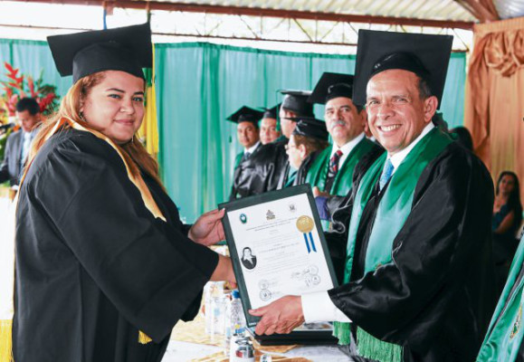 Presidente de Honduras apadrina graduación