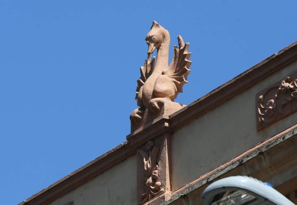 Las fachadas del centro histórico resaltan el antiguo arte escultórico