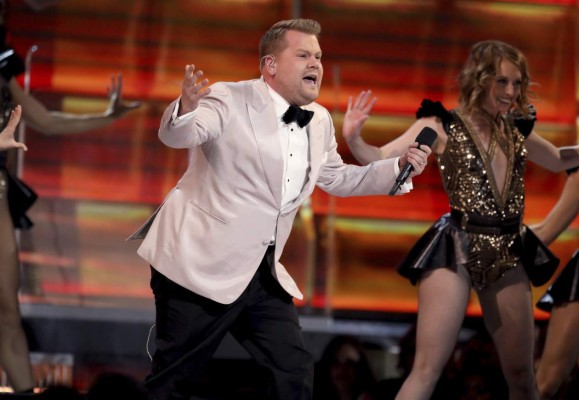 Espectacular entrada triunfal de James Corden a los Grammy