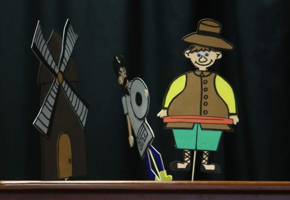 Presentan obra de Don Quijote en títeres