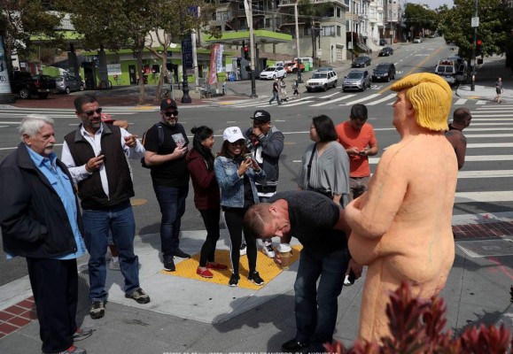 Estatua poco favorecedora de Trump desnudo causa asombro en Nueva York&nbsp;&nbsp;