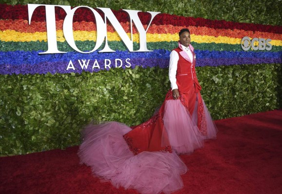 Famosos desfilan por la alfombra roja de los premios Tony