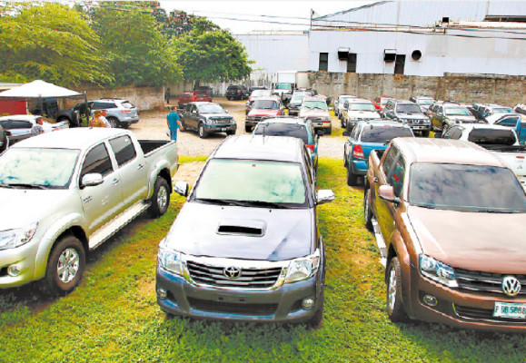 Investigan si autolote facilitaba vehículos a sicarios y narcos