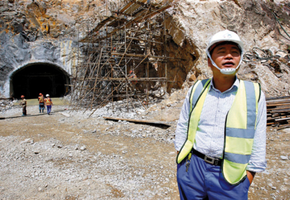 Desde cuatro frentes hacen perforaciones en la montaña