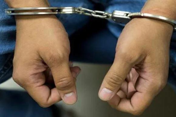 Hombre asesinado en barrio Medina iba esposado y se lanzó del vehículo