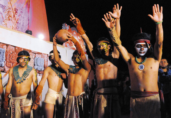 Jóvenes recrean juego de pelota de los Mayas