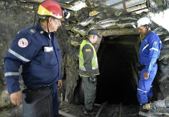 Al menos 12 mineros atrapados