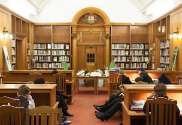 Prestigiosos y exigentes: Así son los colegios de los niños de la realeza