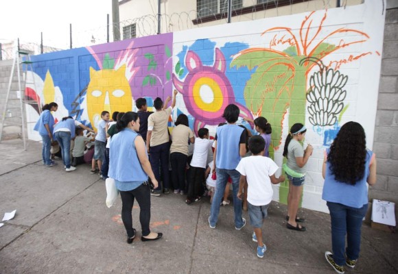 El grafitero Roger Roke hace mural en Honduras
