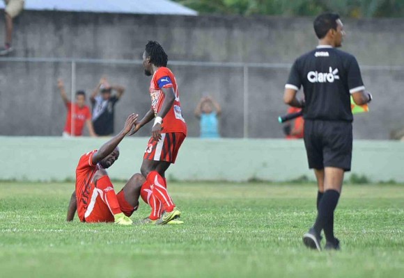 Real España le ganó 3-1 al CD Vida en el estadio Morazán de San Pedro Sula y es líder