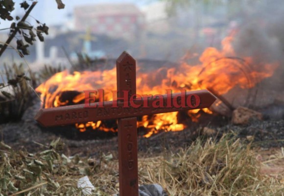 Fotos: Así fue el voraz incendio que consumió varias tumbas del cementerio Sipile en Comayagüela