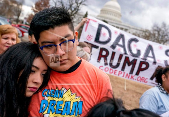 Juez de Estados Unidos reafirma fallo de que debe reanudarse el DACA