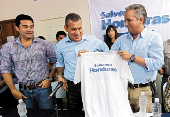 Ricardo Álvarez presenta candidato a designado