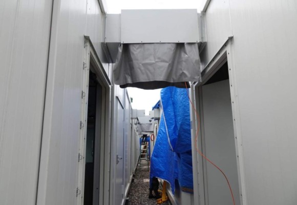 FOTOS: Así avanza la instalación de los urgentes hospitales móviles