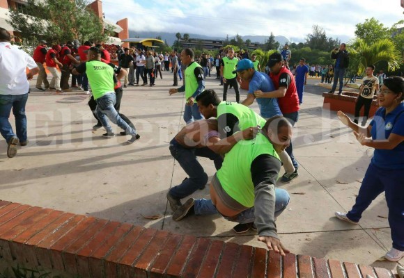 En Fotos: Así se vivió el zafarrancho entre universitarios y miembros de seguridad al interior de la UNAH
