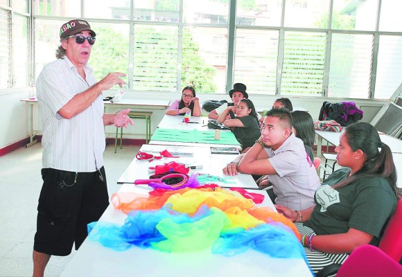 Jóvenes capitalinos aprenden magia para dibujar sonrisas