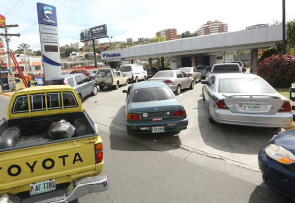 Hondureños abarrotaron los autobancos