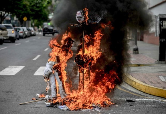 'Quema de Judas': monigotes de Maduro y Capriles arden en Venezuela
