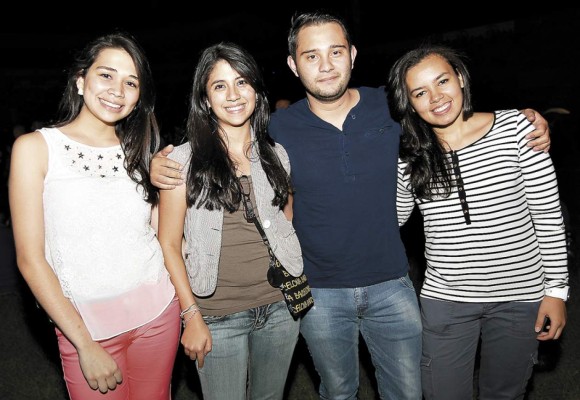 Noche de exaltación a Dios y bendición para Honduras