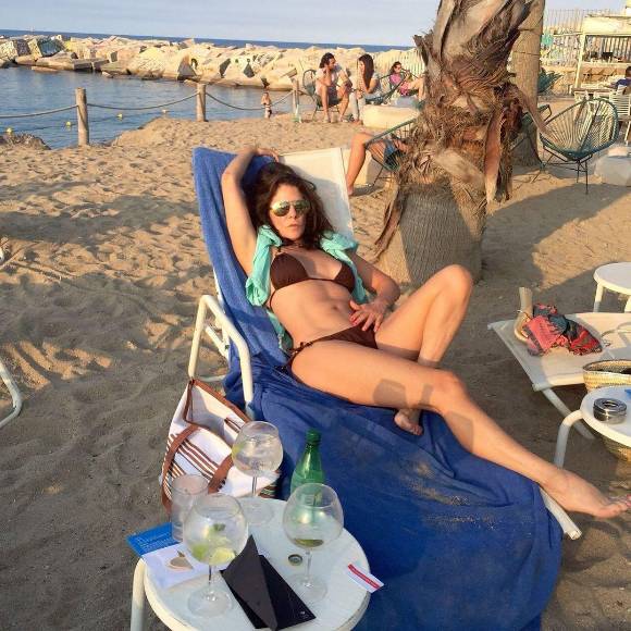 Los fotos que Rebecca Jones compartía con sus fans: niñez, cáncer y en los camerinos