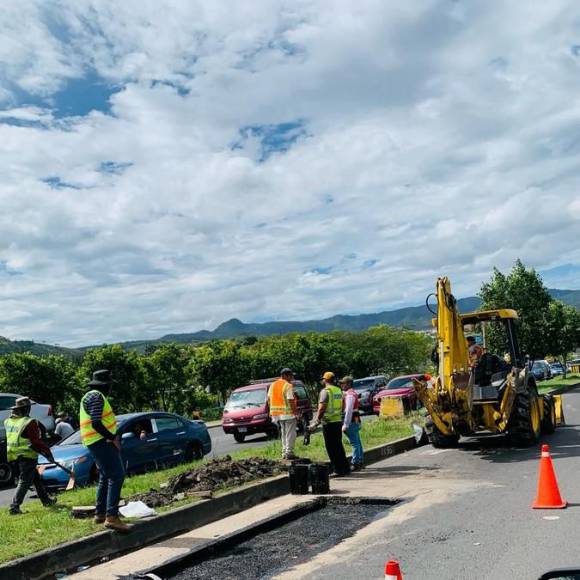 Siguen trabajos de bacheo en tres puntos del anillo periférico