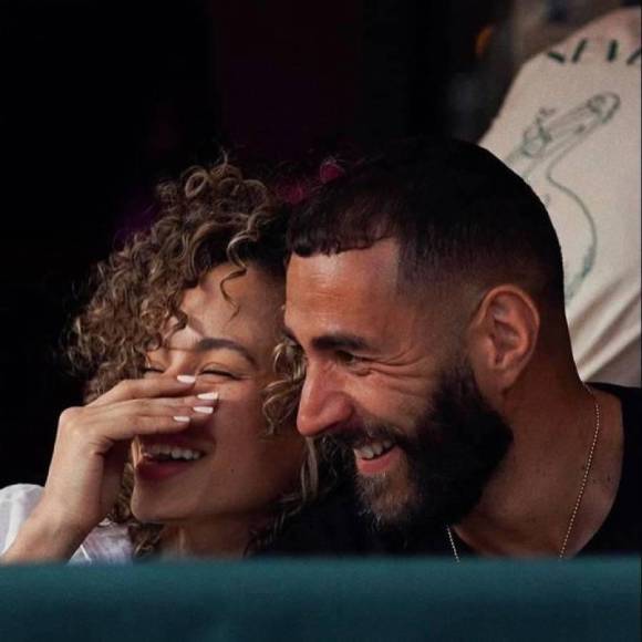 Benzema se ausenta de su equipo y aparece con linda chica
