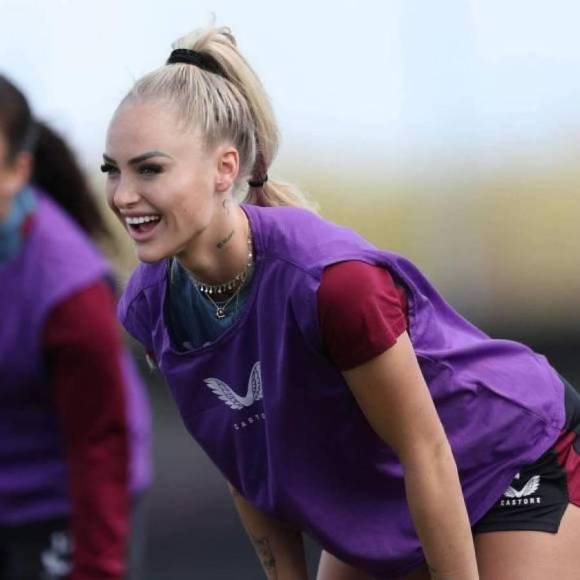 Increíble: Jugador cambiará de club y pide que también fichen a su novia futbolista