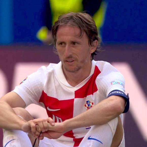 Luka Modric destrozado tras empatar ante Albania y la bella Ivana Knoll presente