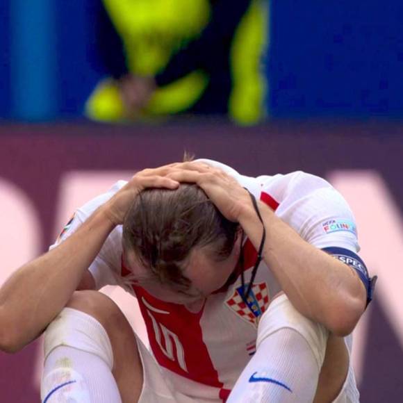 Luka Modric destrozado tras empatar ante Albania y la bella Ivana Knoll presente