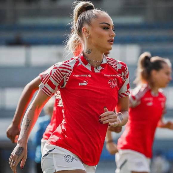 Increíble: Jugador cambiará de club y pide que también fichen a su novia futbolista