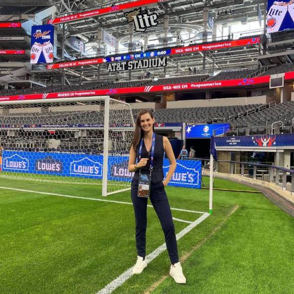 Las hermosas periodistas que roban miradas en los estadios de la Copa América 2024