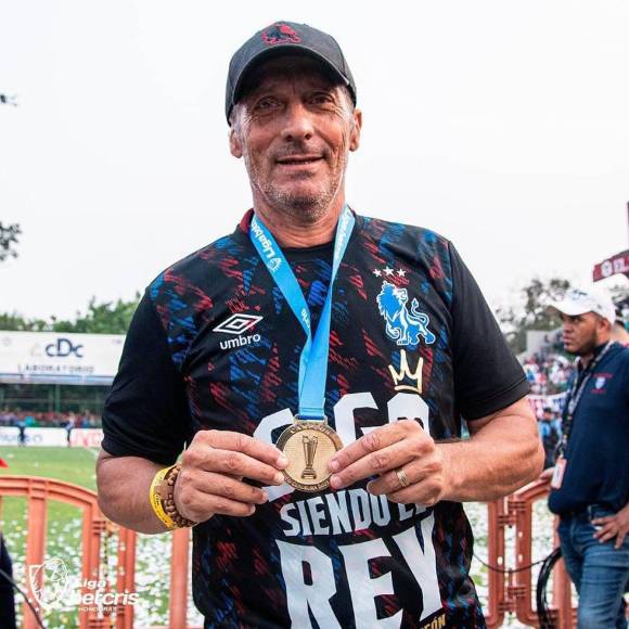 Olimpia para Apertura 2024: Cinco salidas y los fichajes de Pedro Troglio